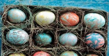 Как необычно (и просто) покрасить яйца к Пасхе